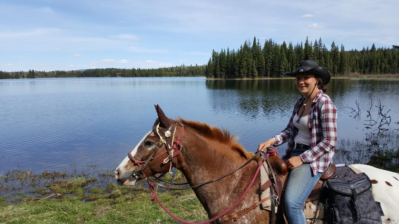 Wettstone Guest Ranch Bed and Breakfast Bridge Lake Eksteriør billede